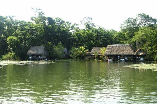 05 Mayan homes on the river © Ian & Andrea Treleaven